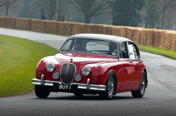 3,8-литровият вариант предлагаше изключителна мощност и уравновесеност като за преди 60 години. Една от причините тези коли да бъдат изборът на всички - от състезатели до майстори на гонките по филмите.